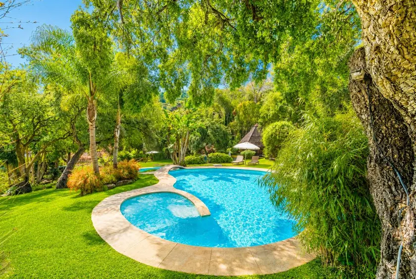 Cottage with garden, pool & barbeque | Mountain view - Image 1