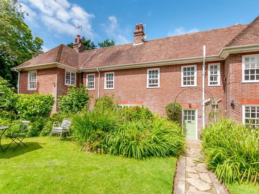 Fully equipped cottage with garden | Dogs allowed - Image 1