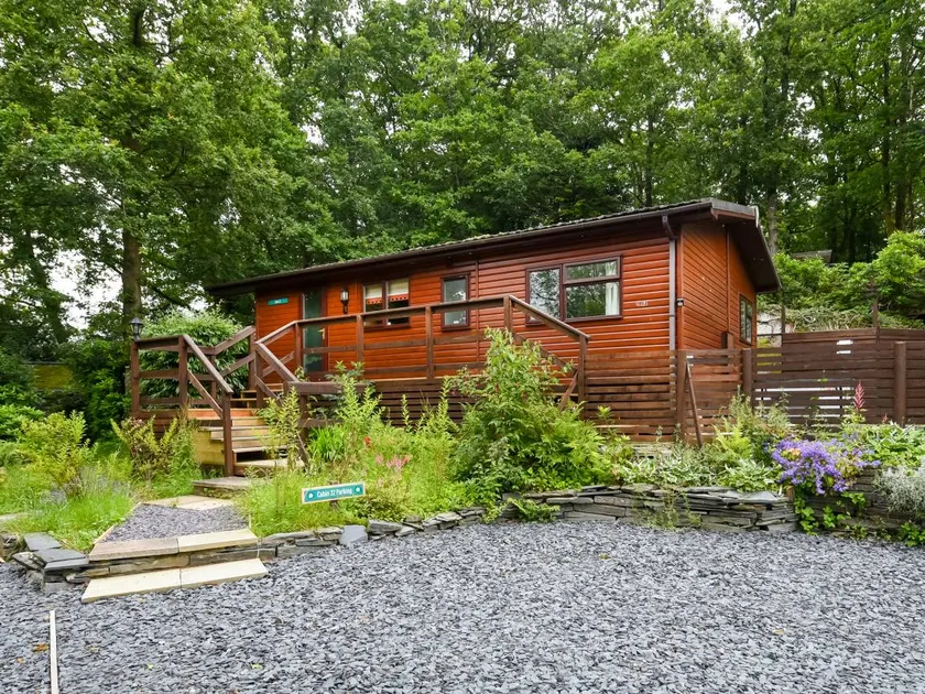 Family-friendly beautiful cottage with garden & jacuzzi | River view - Image 1