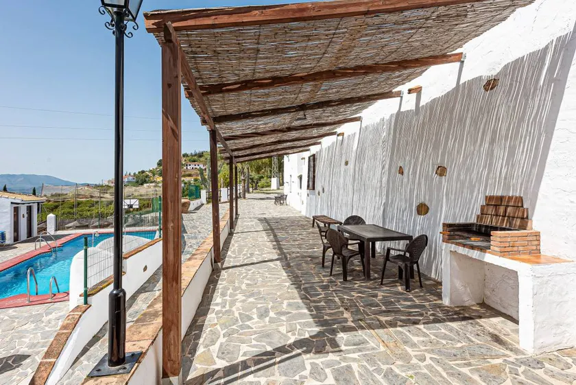 Maison avec jardin, terrasse et piscine | Vue montagne - Image 1