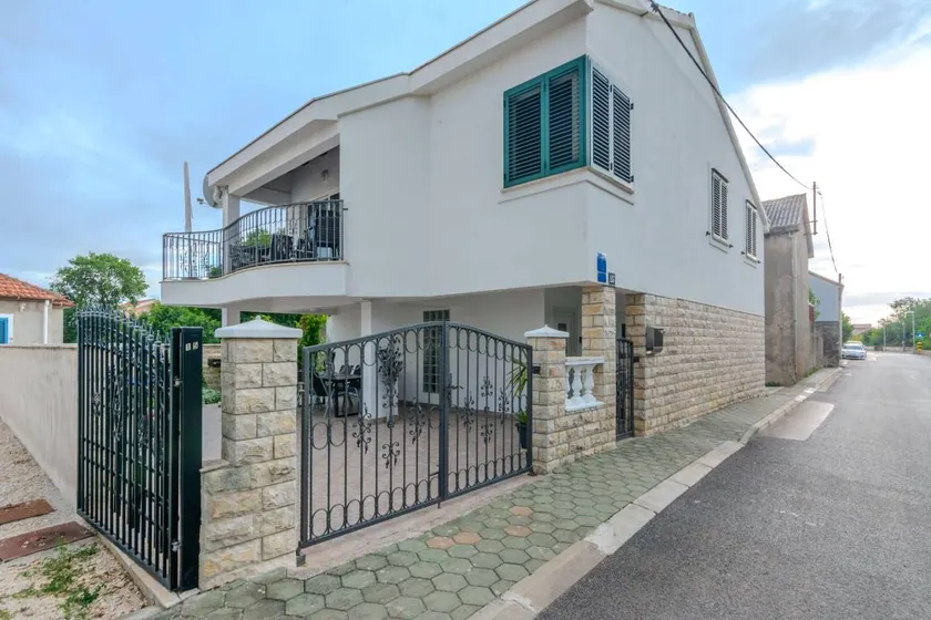 Casa con jardín, terraza y barbacoa - Image 1