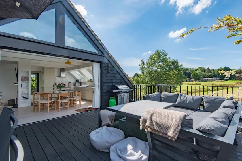 Cottage with terrace, hot tub & garden - Image 1