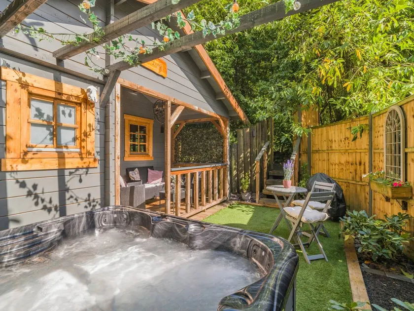 Family-oriented lovely cottage with barbeque, garden & terrace | River view | Dogs allowed - Image 1