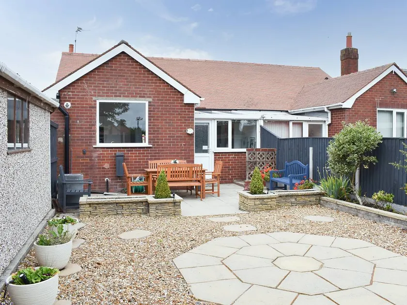 Family-oriented charming cottage with garden | River view | Dogs allowed - Image 1