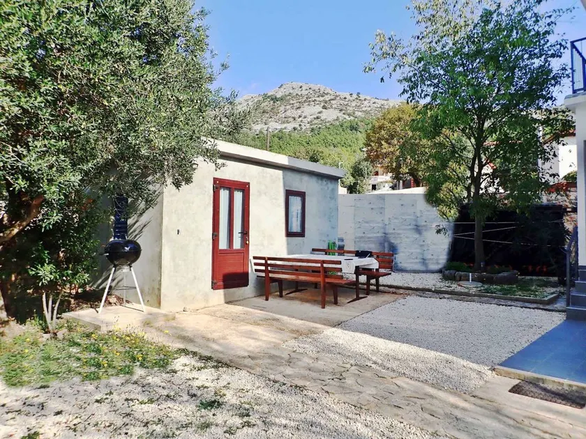 Holiday apartment with BBQ & garden - Image 1