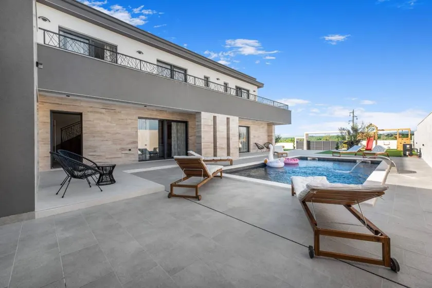 Fully equipped ample villa with private pool, garden & sauna | Pool view - Image 1