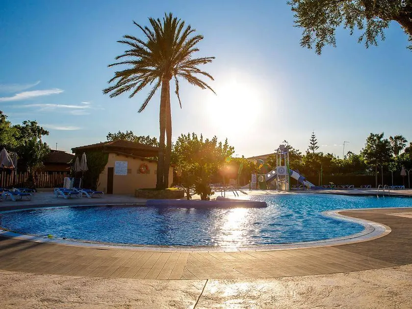 Family-oriented lovely bungalow with pool & terrace | Beach nearby - Image 1