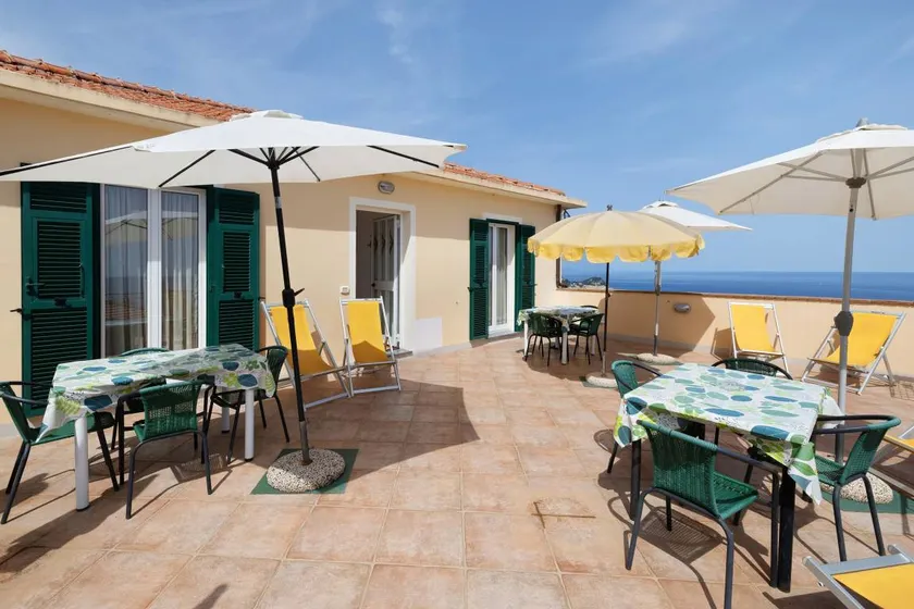 Agréable appartement de vacances avec terrasse, piscine et jardin | Vue mer | À côté de la plage | Avec animaux bienvenus - Image 1