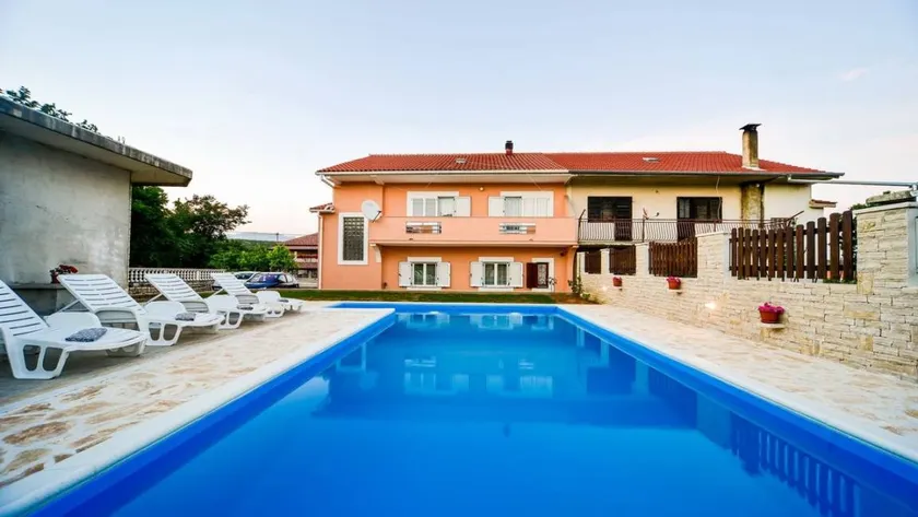 Fully equipped apartment with pool, BBQ & garden - Image 1