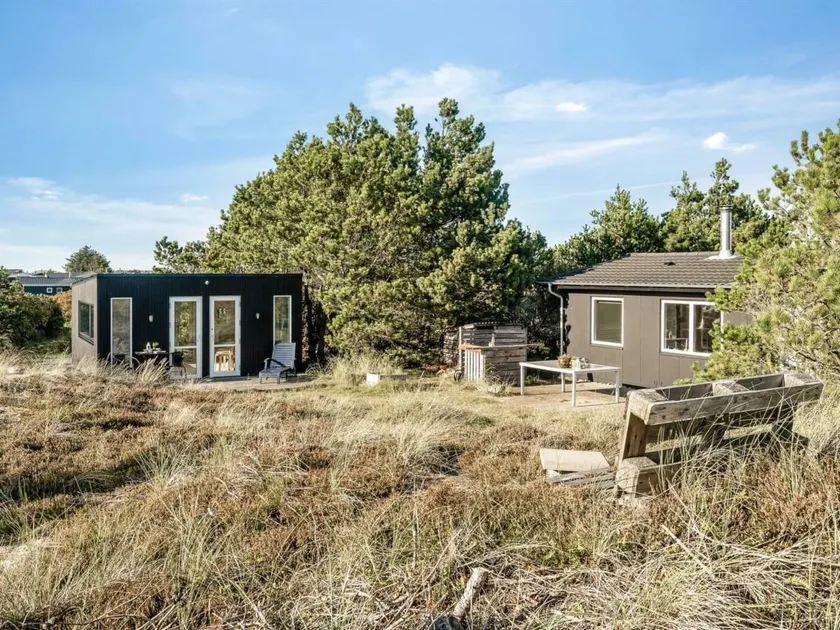 Holiday home with barbeque & terrace - Image 1