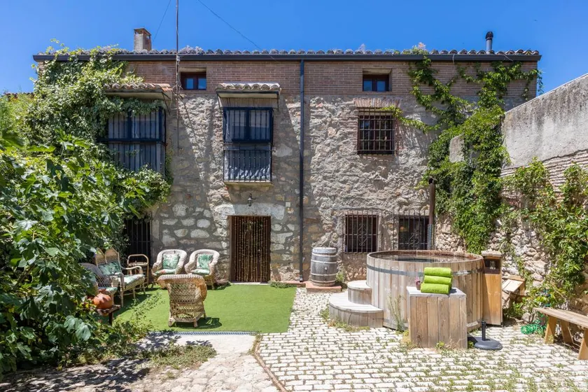 Family-friendly spacious house with BBQ, garden & hot tub | Garden view | Perfect for remote work | Pets allowed - Image 1