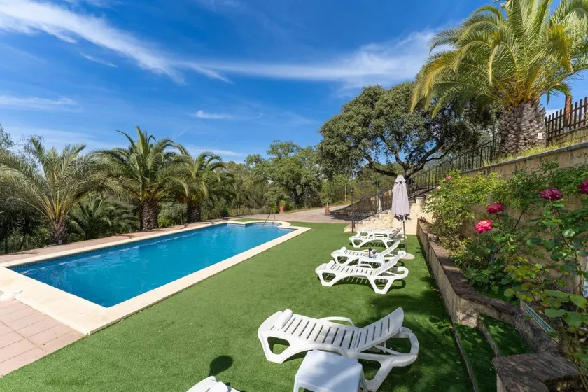 Casa apta para familias con piscina privada, jardín y terraza | Vistas a la montaña | Ideal para teletrabajar | Se admiten mascotas - Image 1
