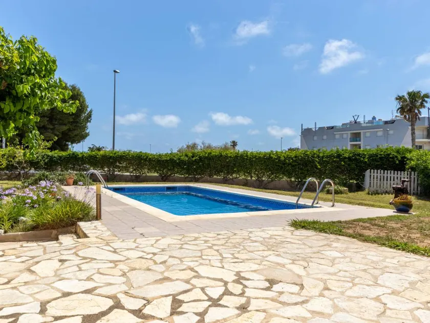 Holiday home with garden, private pool & BBQ - Image 1