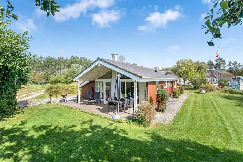 Fully equipped charming holiday home with terrace, sauna & hot tub - Image 1