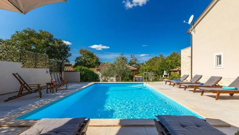 Fully equipped pleasant holiday home with pool, terrace & BBQ - Image 1