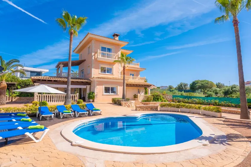 Child-friendly big villa with barbecue, private pool & garden - Image 1