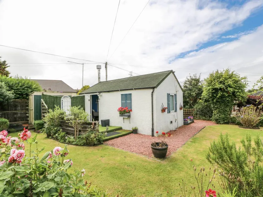 Lovely cottage with garden | Beach nearby - Image 1