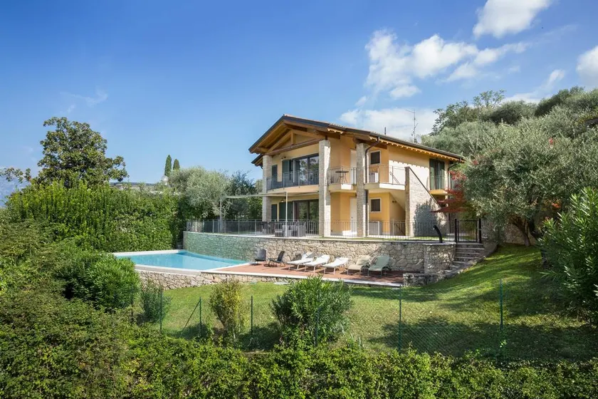 Beautiful villa with barbeque, garden & pool | City view | Beach nearby | Dogs allowed - Image 1