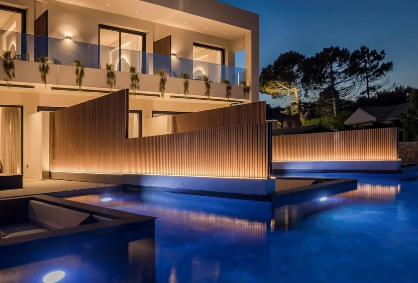 Villa with pool - Image 1