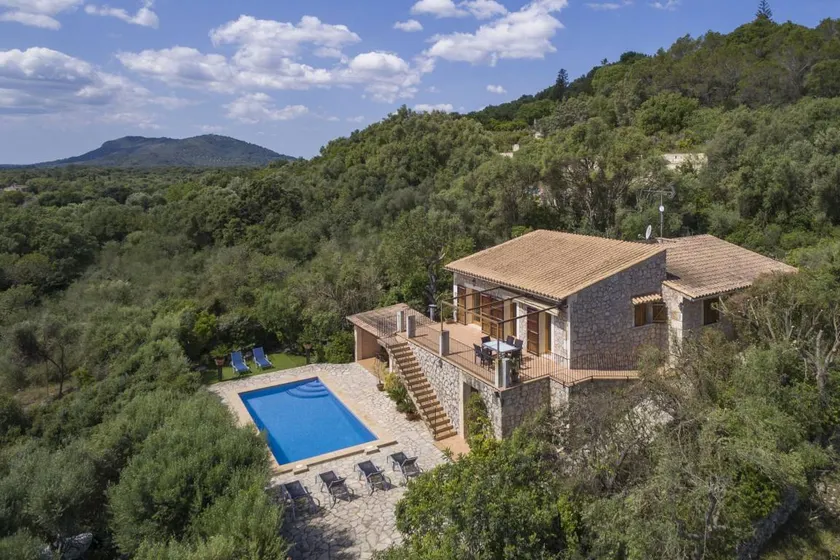 Fully equipped villa with barbecue, jacuzzi & terrace - Image 1