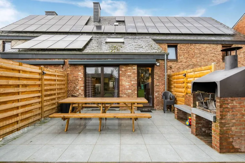 Ferme avec terrasse, jardin et barbecue - Image 1