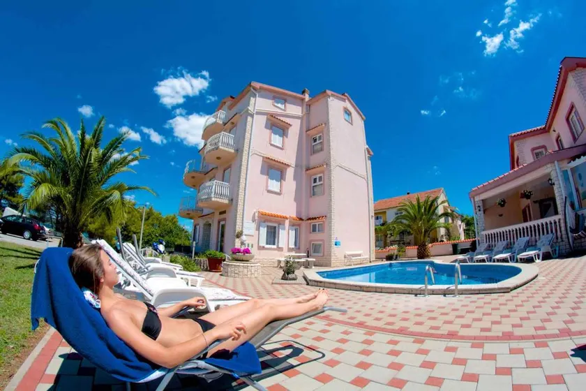 Apartment with garden, pool & terrace - Image 1