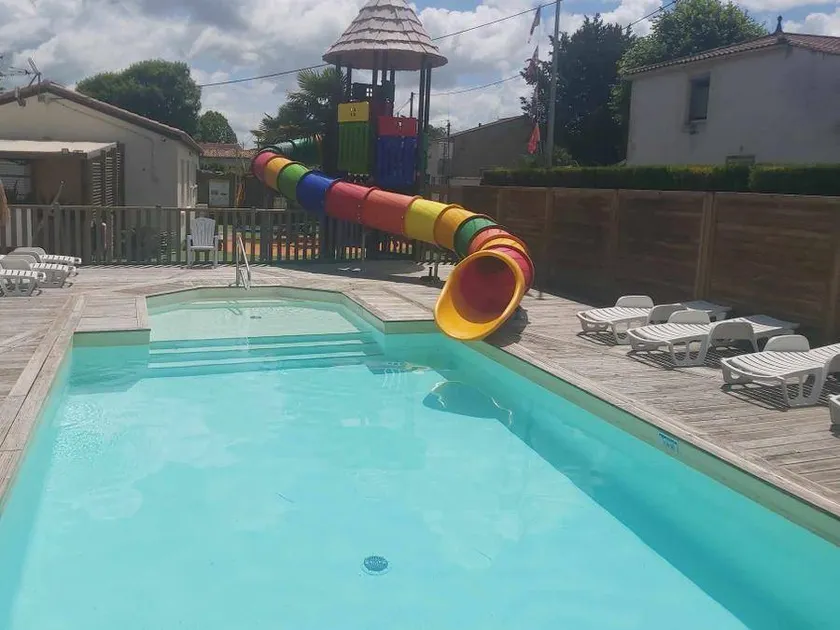Mobile home with heated pool & terrace - Image 1