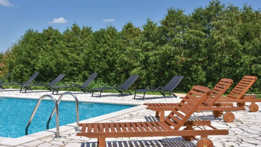 Flat with pool, garden & barbecue - Image 1