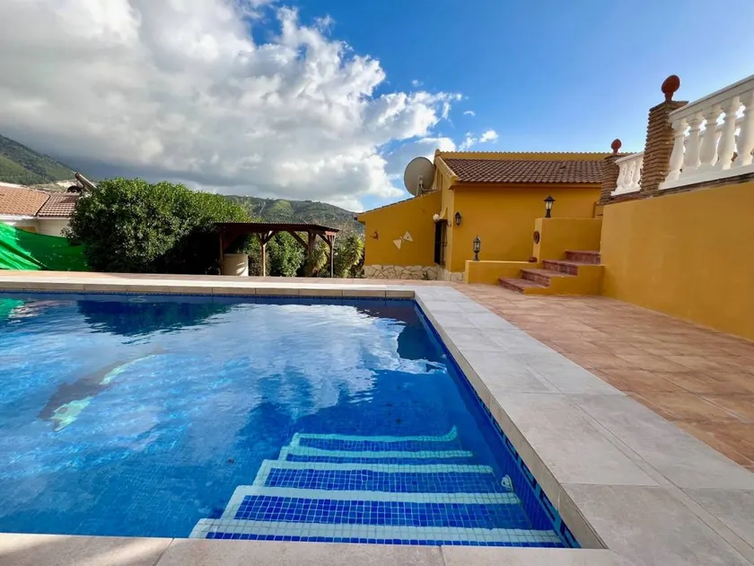 Child-friendly villa with garden, private pool & barbeque | Mountain view - Image 1