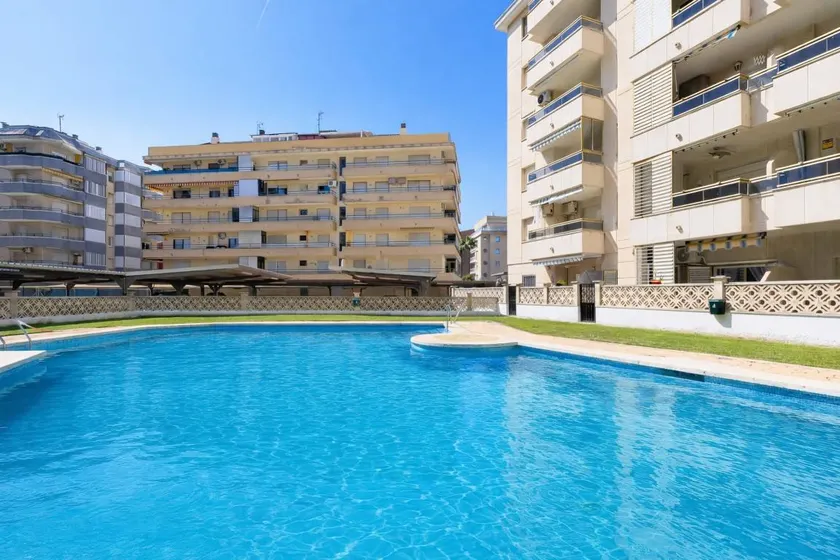Flat with terrace & pool - Image 1
