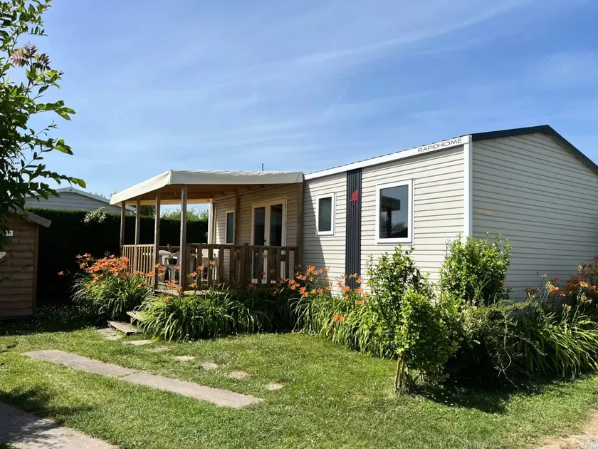 Mobile home with barbecue, terrace & heated pool | Pet-friendly - Image 1