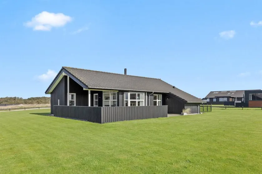 Holiday home with garden, barbeque & terrace - Image 1