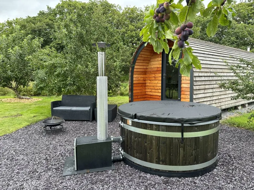 Cottage with hot tub & garden - Image 1