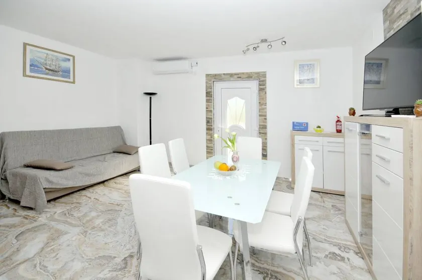 Holiday apartment with BBQ & terrace | Garden view - Image 1