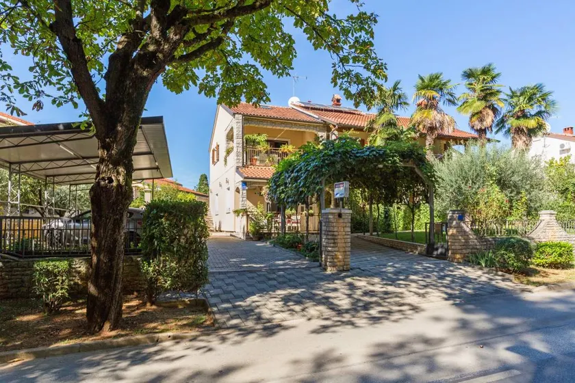 Apartment with terrace & garden - Image 1