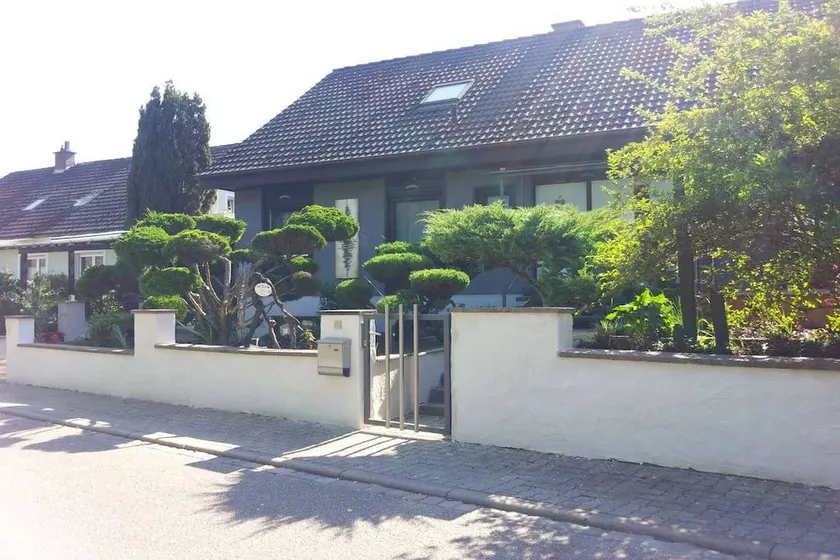 House with garden - Image 1