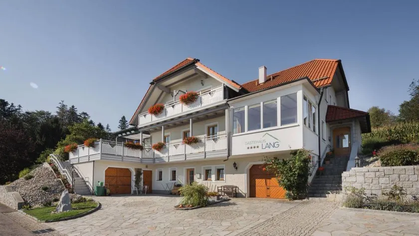 Child-friendly holiday apartment with sauna, garden & barbecue | Garden view | Pet-friendly - Image 1