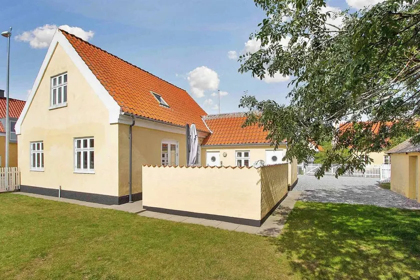 House with terrace - Image 1