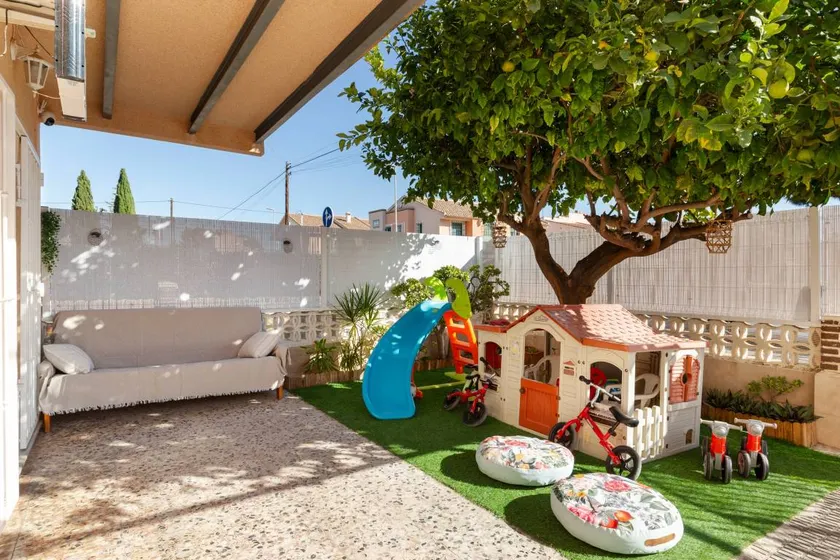 Maison de vacances entièrement équipée avec terrasse, jardin et internet haut débit | Vue jardin | À côté de la plage - Image 1