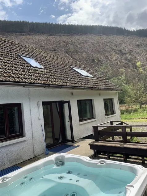 Captivating 5-bed Cottage With Private hot tub - Image 1