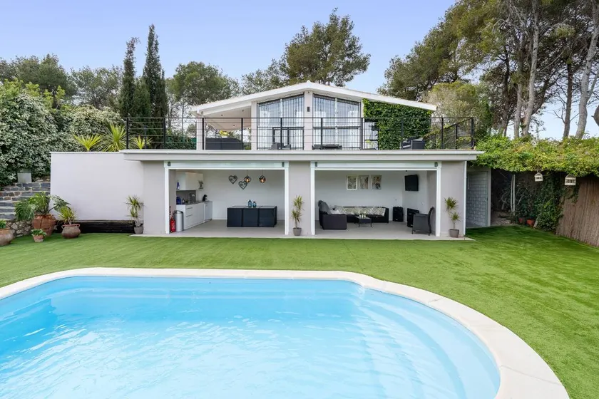 Holiday home with private pool, barbeque & garden | Mountain view | Suitable for remote work - Image 1