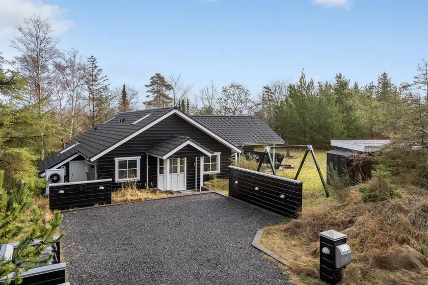 Children-friendly holiday home with private pool, barbeque & jacuzzi | Dogs allowed - Image 1
