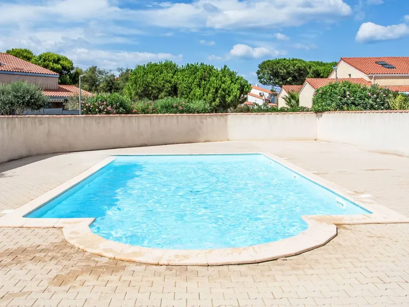 House with terrace, garden & pool - Image 1