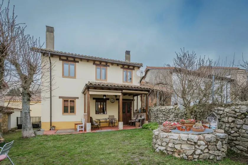 Familienorientiertes weiträumiges Ferienhaus mit Terrasse, Garten und Grill | Bergblick | Haustiere sind willkommen - Image 1
