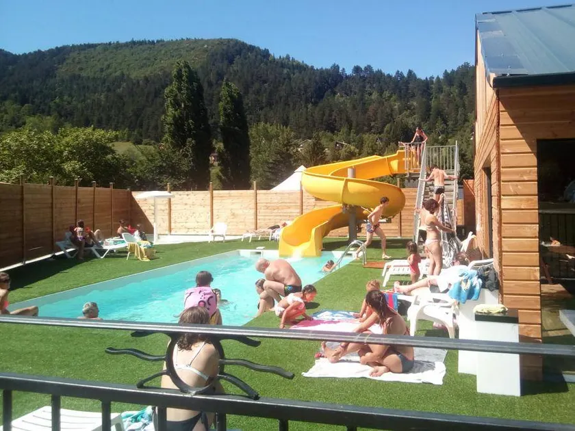 Family-oriented chalet with terrace & heated pool - Image 1