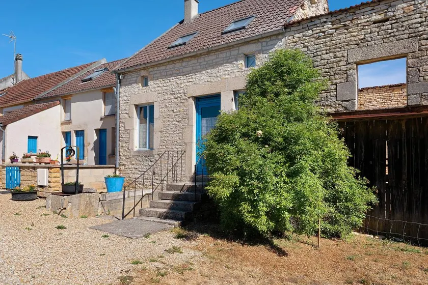 Family-oriented house with garden - Image 1
