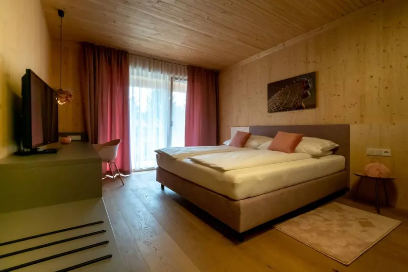 Dedicated room with terrace & garden | Garden view - Image 1