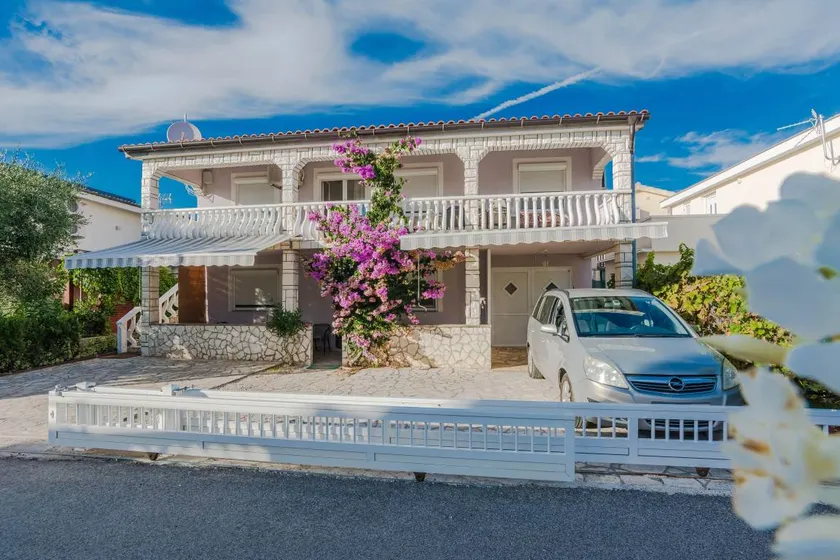 Fully equipped holiday apartment with garden & barbeque - Image 1