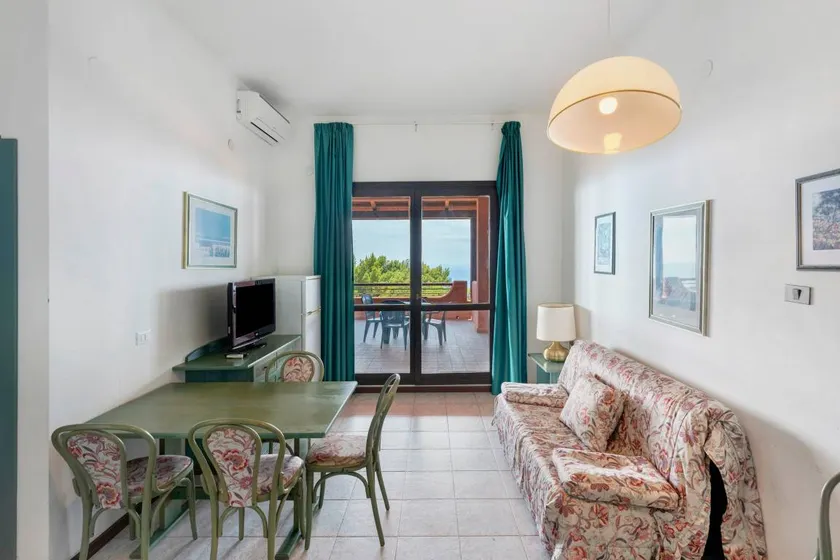 P. R. Club Bilocale Faro 28 with Sea View, Private Terrace and Air Conditioning - Image 1