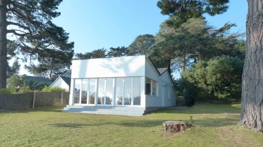 Holiday home with barbeque & garden | Water view | Close to the beach - Image 1
